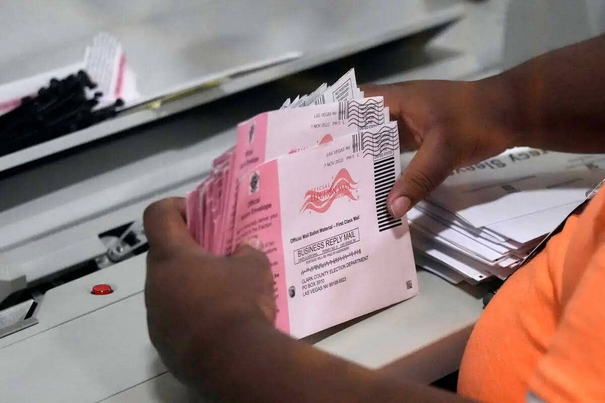 Un trabajador electoral prepara boletas enviadas por correo en el Departamento Electoral del Co ...