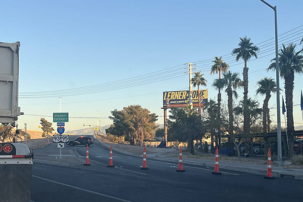 Una rampa está bloqueada el viernes 25 de octubre de 2024, mientras la policía investiga un a ...