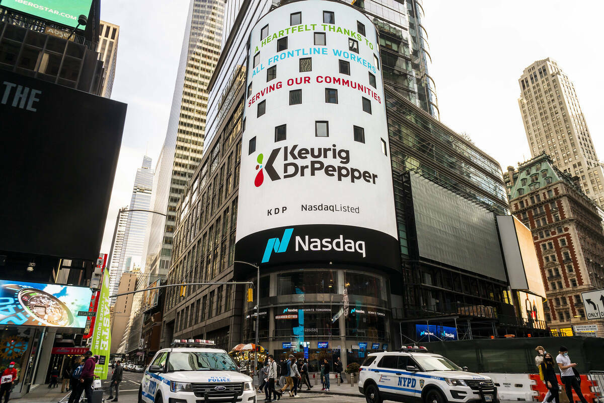 Publicidad de Keurig Dr Pepper en la pantalla de video gigante del Nasdaq en Times Square, en N ...