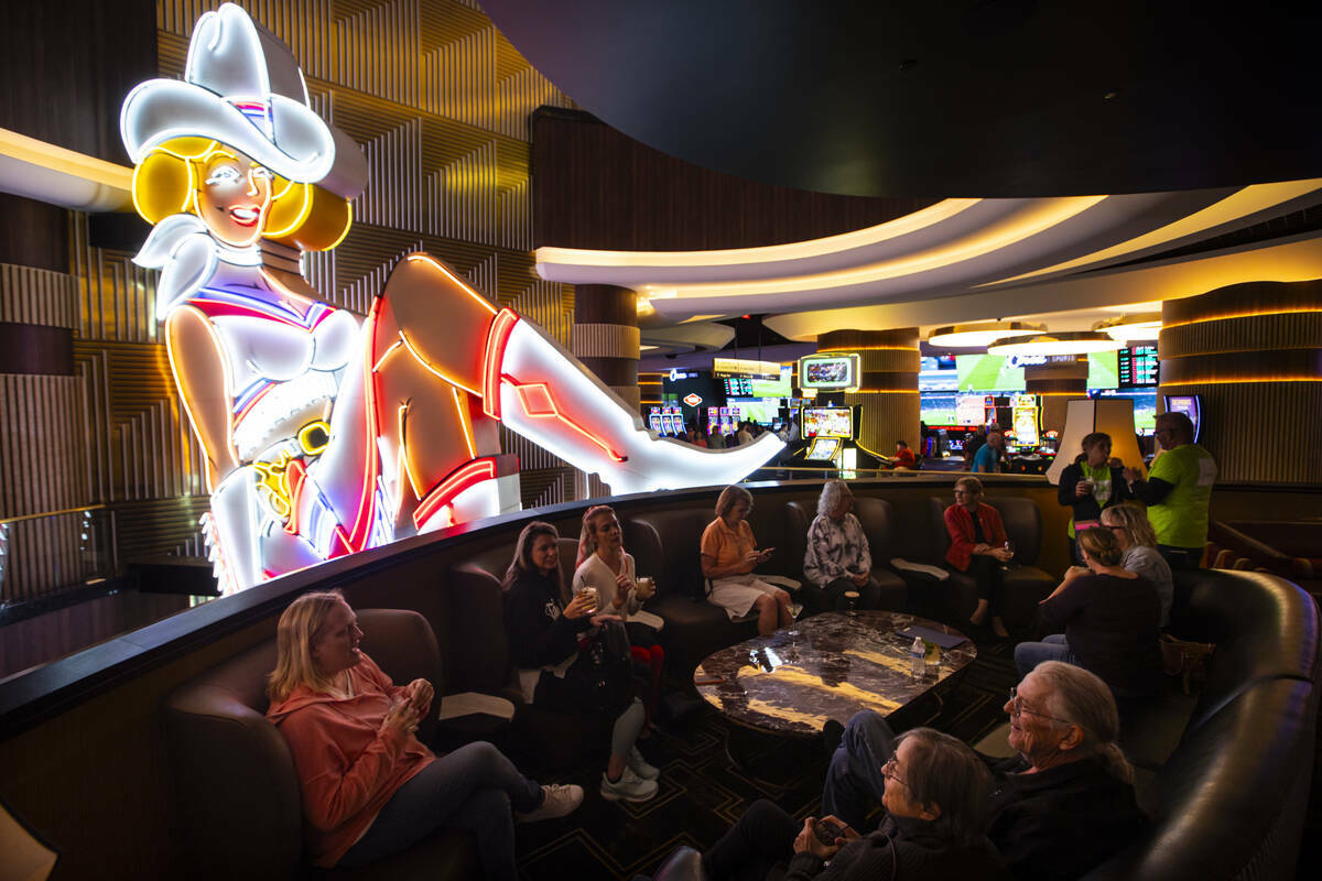 Personas se relajan junto al histórico letrero de neón de Vegas Vickie en Circa durante un re ...