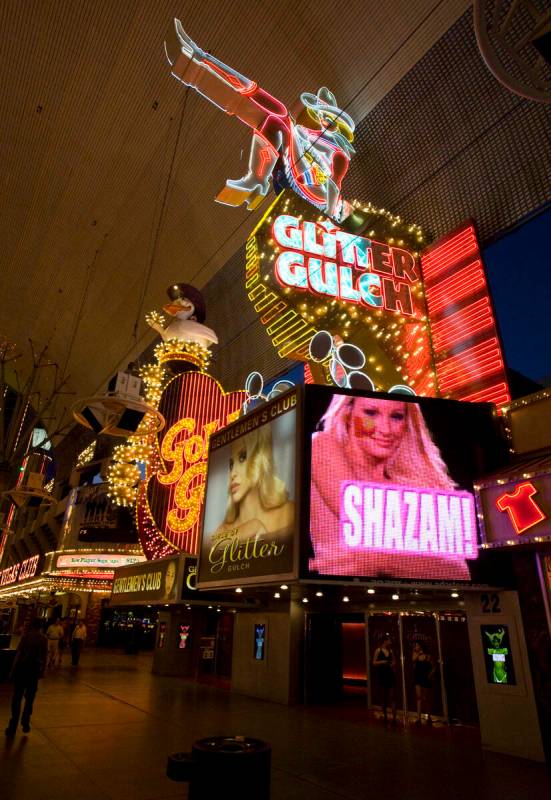 Girls of Glitter Gulch en Fremont Street Experience, en el centro de Las Vegas. (Archivo de Las ...