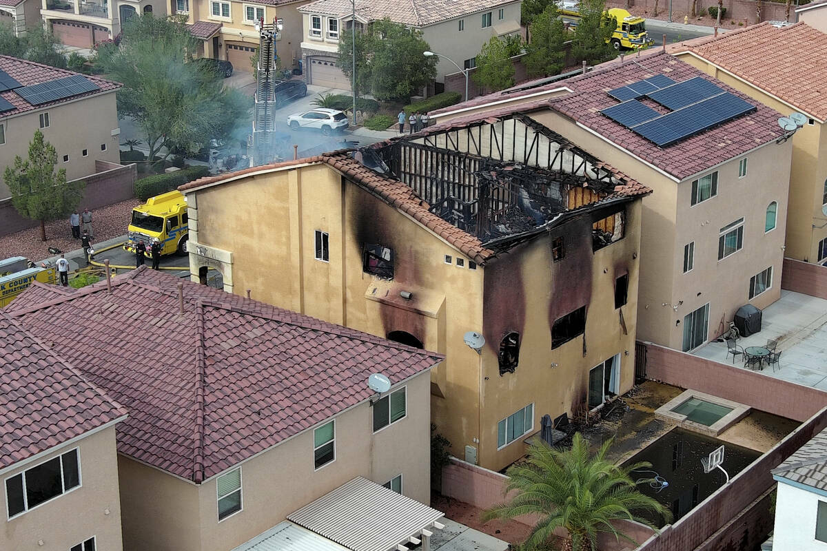 Los restos de una casa carbonizada se ven después de un incendio en la madrugada en 8332 Langh ...