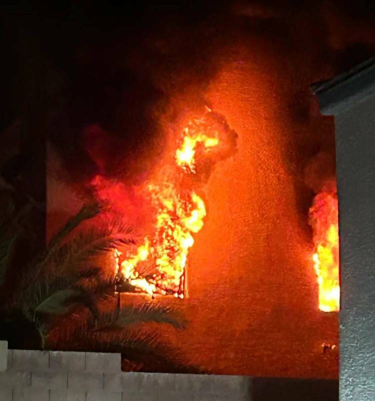 Un incendio se ve en una casa en 8332 Langhorne Creek Street, en Las Vegas, el 24 de octubre de ...