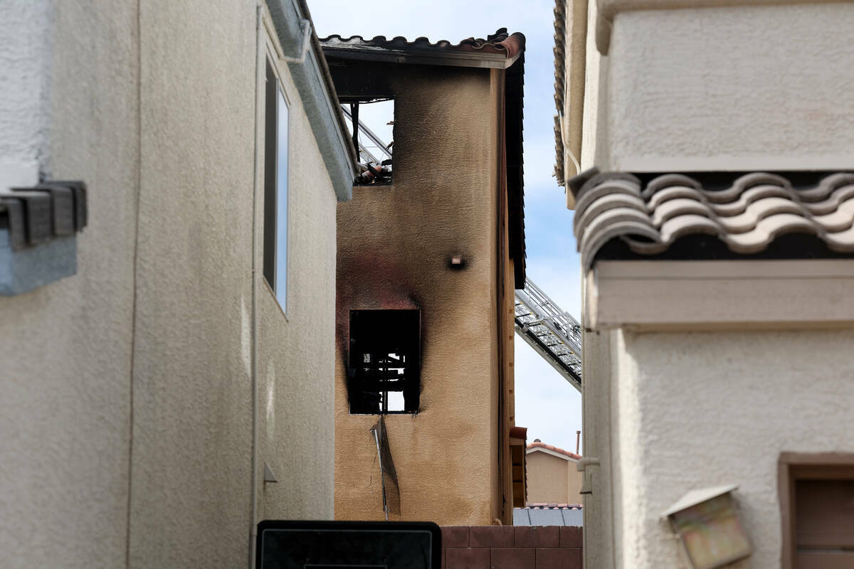 Los restos de una casa carbonizada se ven después de un incendio en la madrugada en 8332 Langh ...