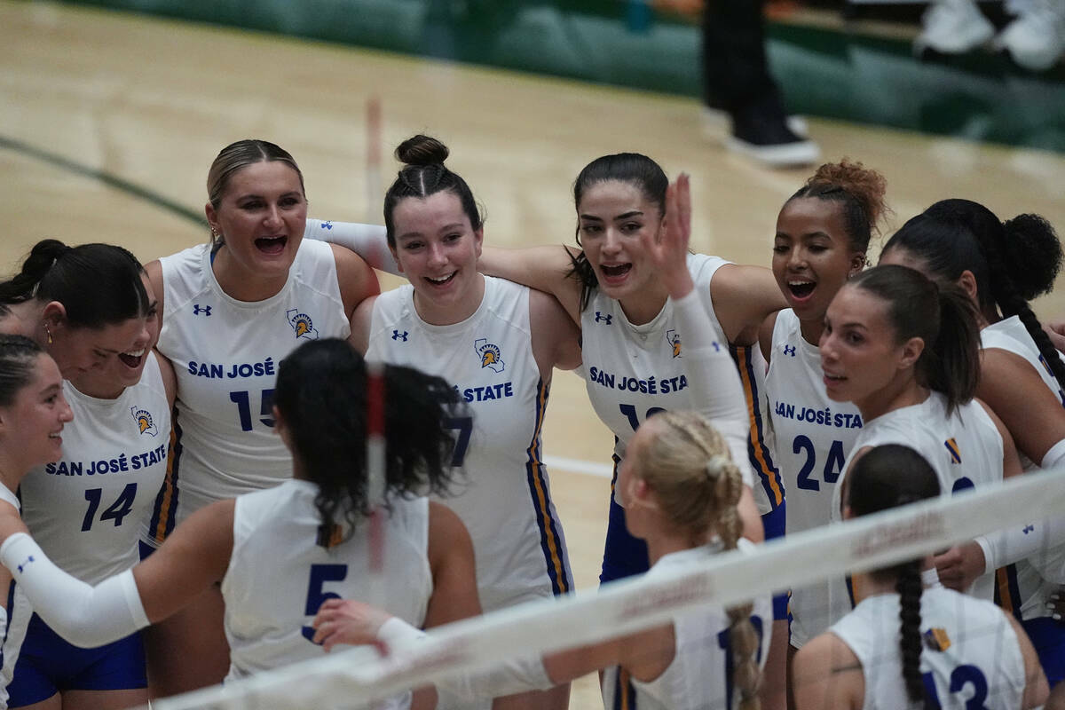 Las jugadoras de San Jose State se reúnen antes de enfrentar a Colorado State en el primer set ...