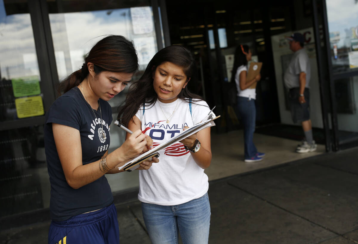 En esta imagen, tomada el 9 de junio de 2016, Fabiola Vejar (derecha), registra a Stephanie Car ...