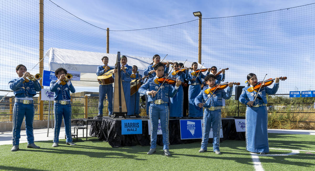 El Mariachi Alas Doradas de la escuela secundaria Keller se presenta durante una "Cabalgatas a ...