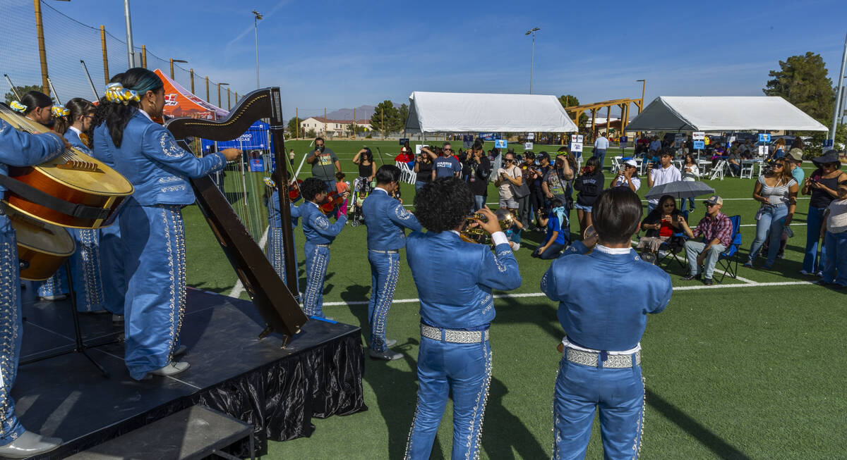 El Mariachi Alas Doradas de la escuela secundaria Keller se presenta durante una "Cabalgatas a ...