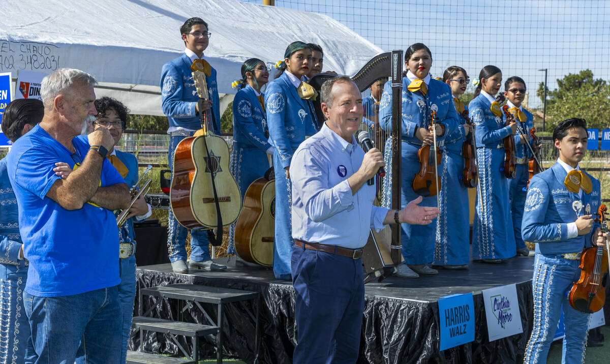 El representante estadounidense Adam Schiff habla ante el Mariachi Alas Doradas de la escuela s ...