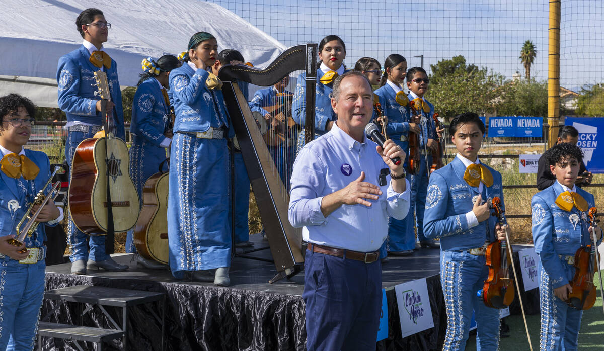 El representante estadounidense Adam Schiff habla ante el Mariachi Alas Doradas de la escuela s ...