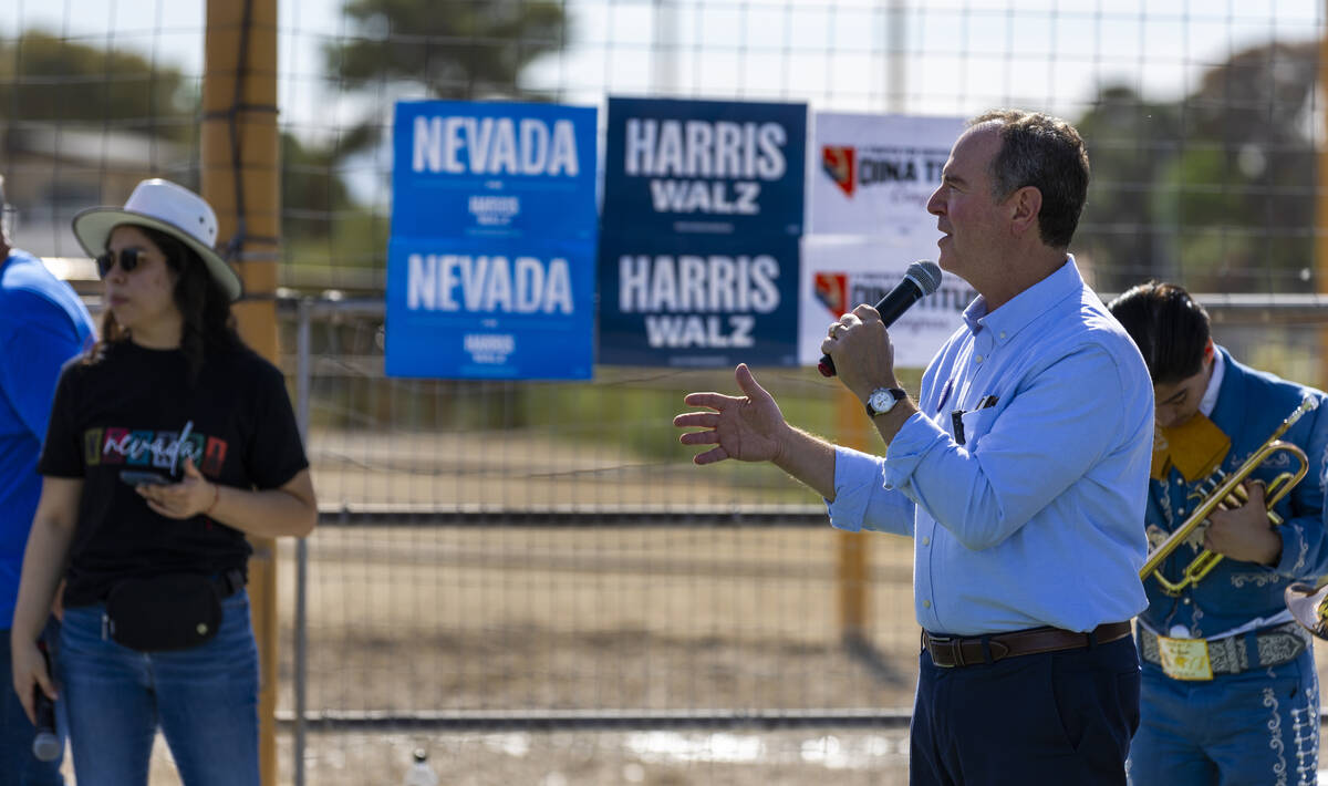 El representante estadounidense Adam Schiff habla ante el Mariachi Alas Doradas de la escuela s ...