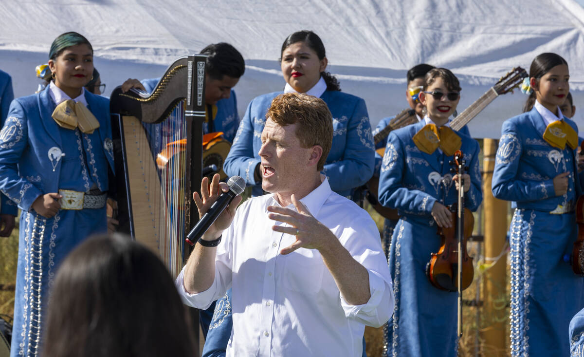 Joe Kennedy III habla ante el Mariachi Alas Doradas de la escuela secundaria Keller durante un ...