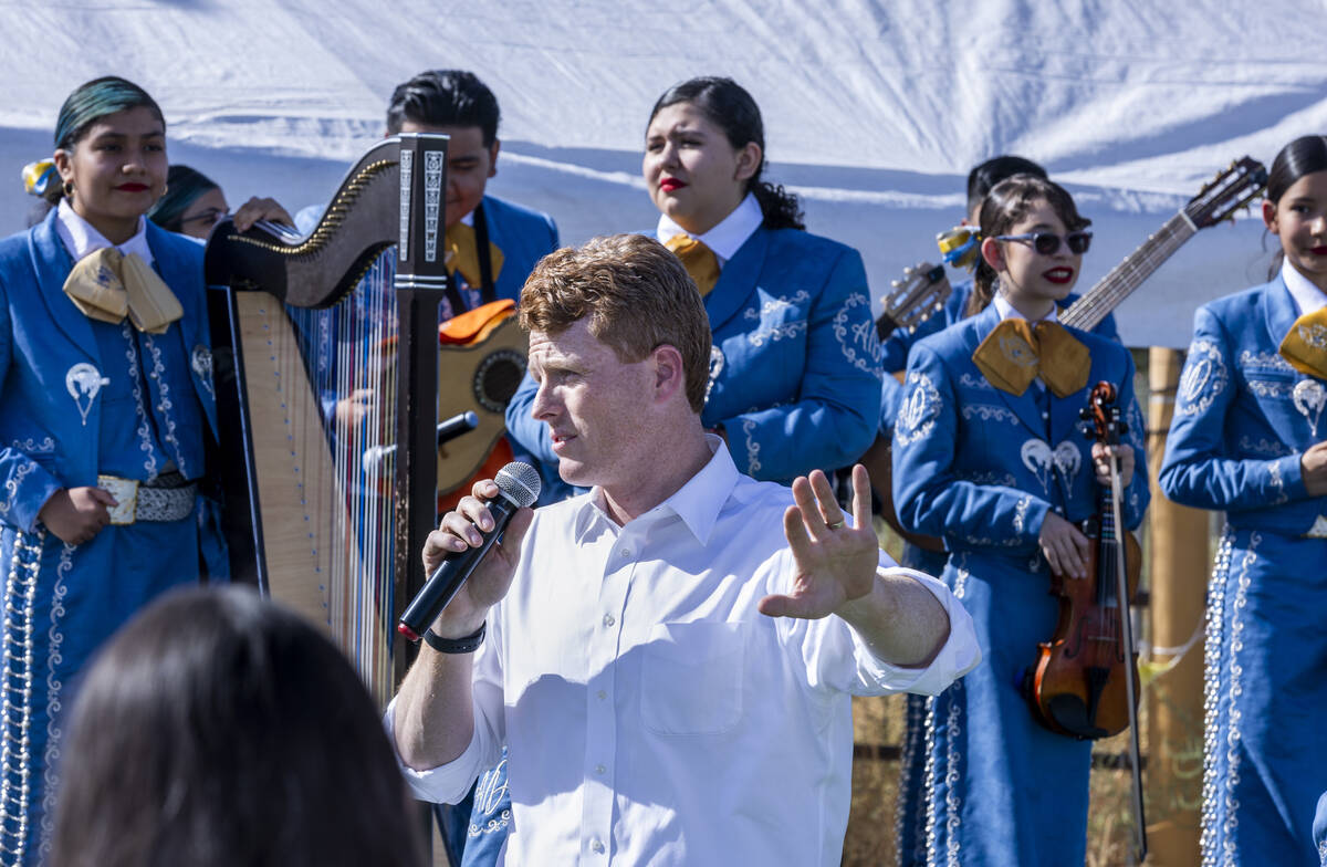 Joe Kennedy III habla ante el Mariachi Alas Doradas de la escuela secundaria Keller durante un ...