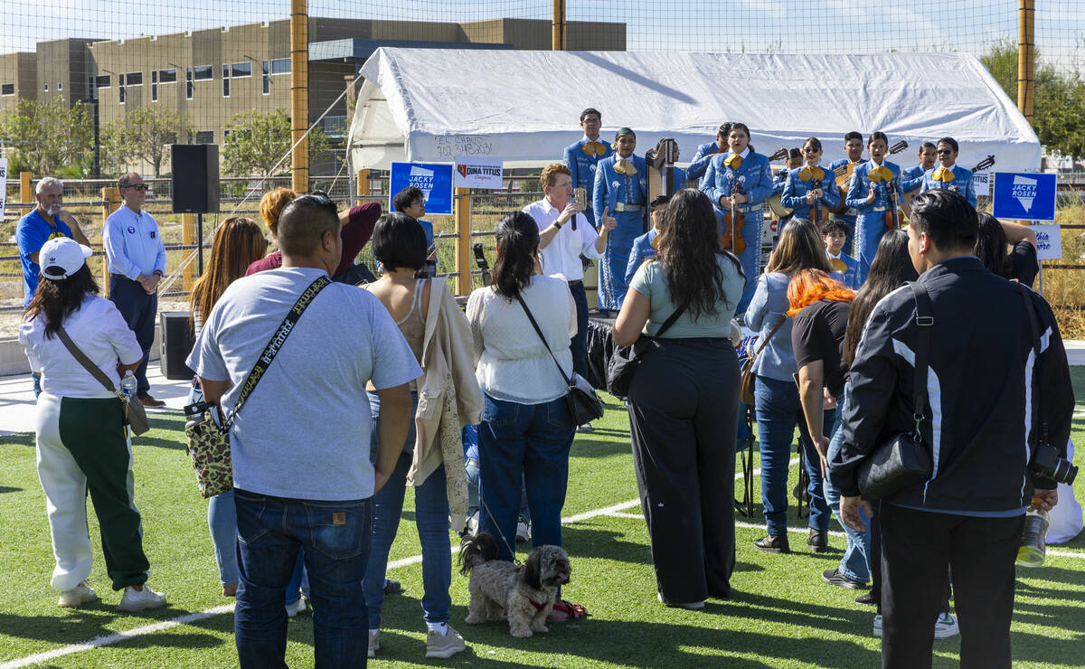 Joe Kennedy III habla ante el Mariachi Alas Doradas de la escuela secundaria Keller durante un ...