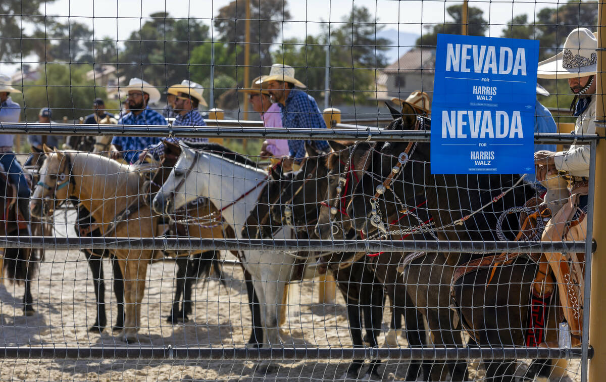 Los jinetes se reúnen en un corral durante una "Cabalgata a las urnas" que se lleva a cabo des ...