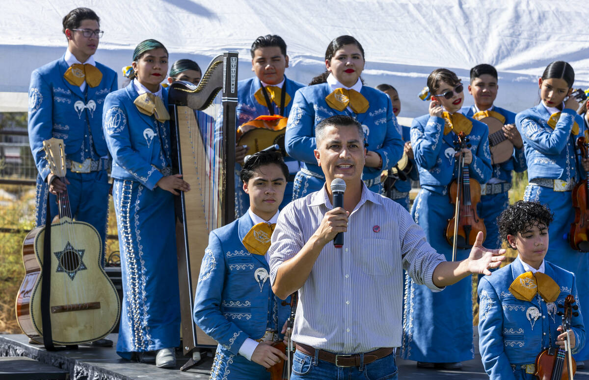 El activista de derechos civiles César Chávez Jr. habla ante el Mariachi Alas Doradas de la e ...