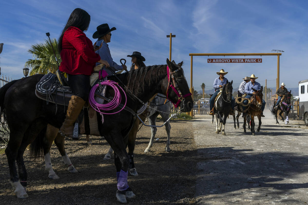 Los jinetes se reúnen en un corral durante una "Cabalgata a las urnas" que se lleva a cabo des ...