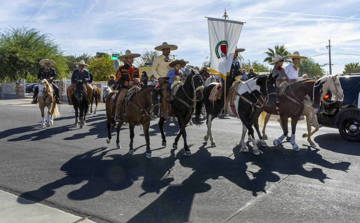 Los jinetes y participantes comienzan su cabalgata por Harris Avenue durante una "Cabalgata a l ...