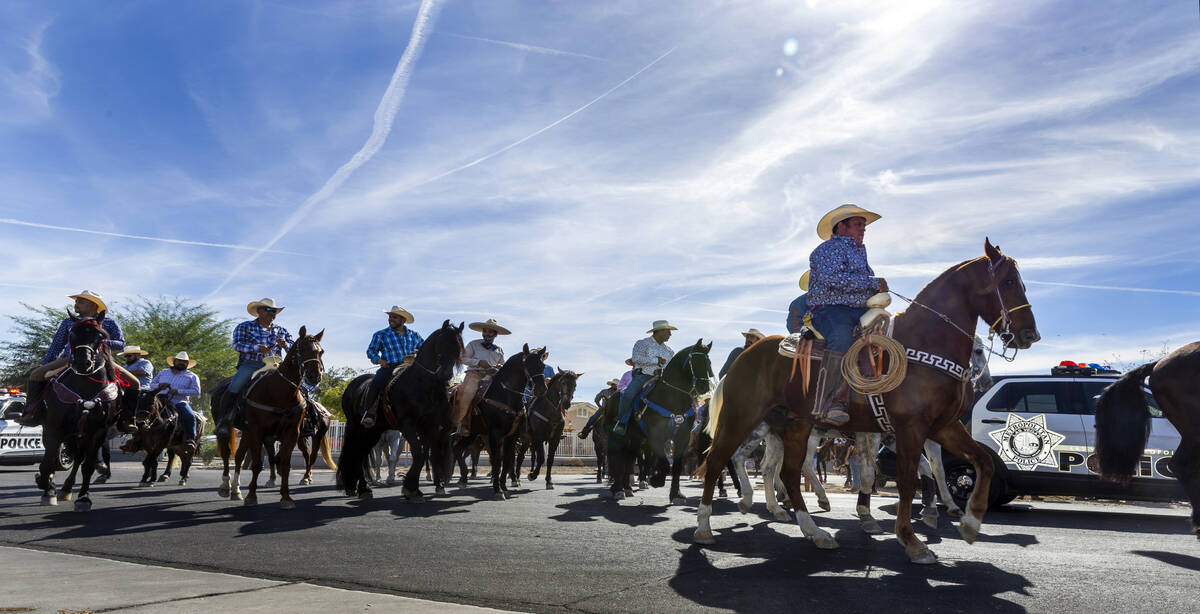 Los jinetes y participantes comienzan su cabalgata por Harris Avenue durante una "Cabalgata a l ...