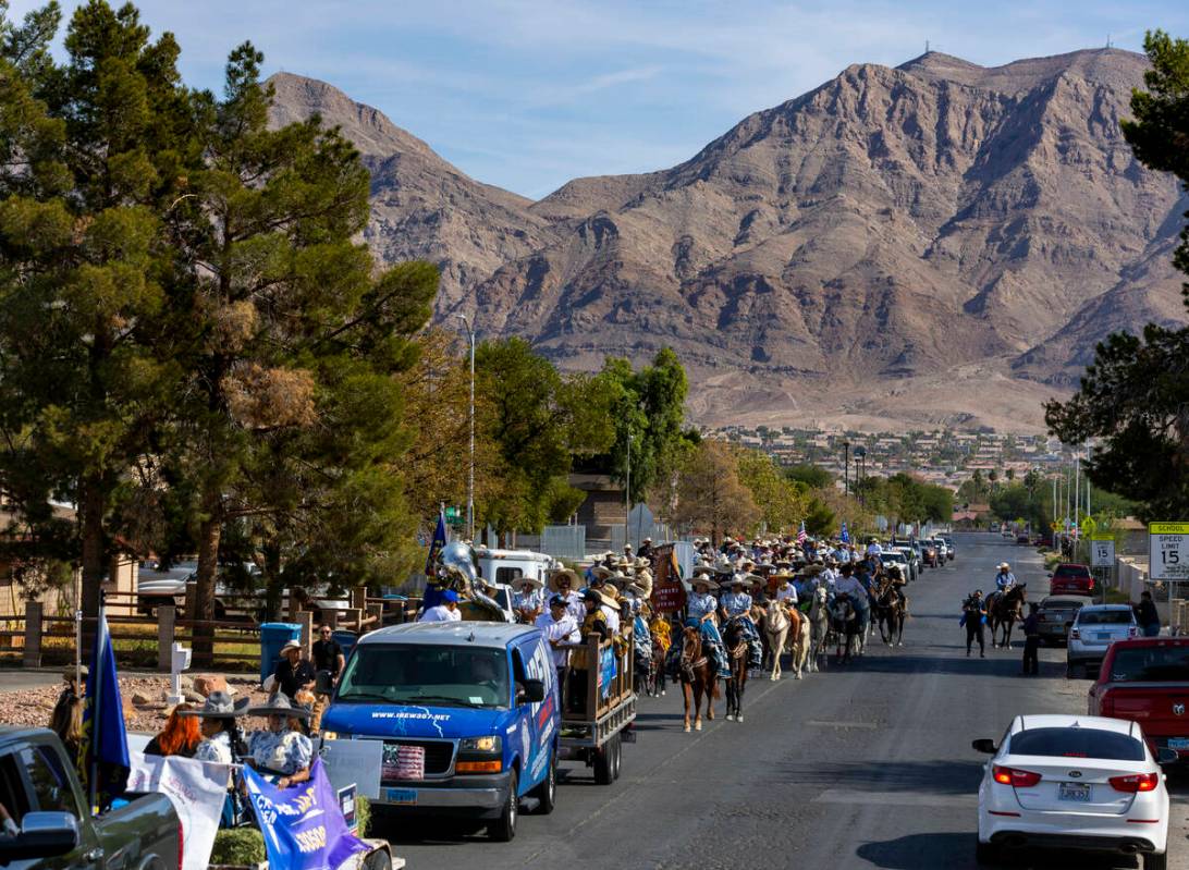 Los jinetes y participantes continúan su cabalgata por Harris Avenue durante una "Cabalgata a ...