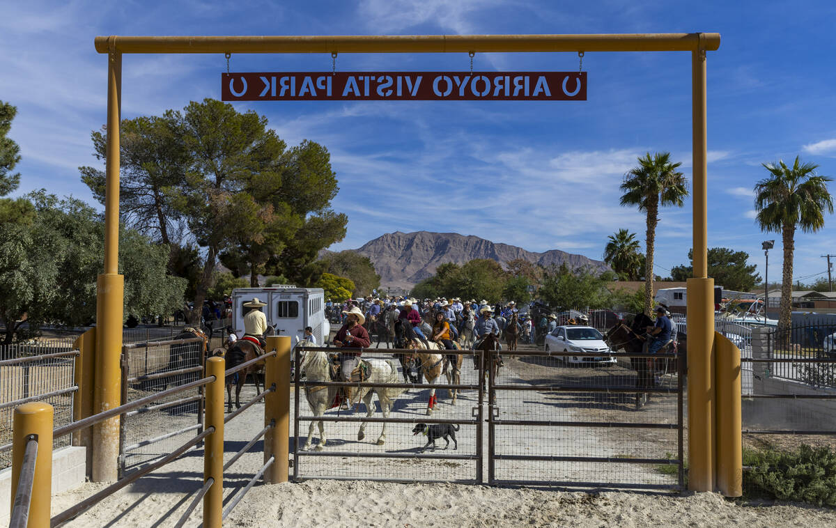 Los jinetes regresan al corral durante una "Cabalgata a las urnas" que se llevó a cabo desde e ...