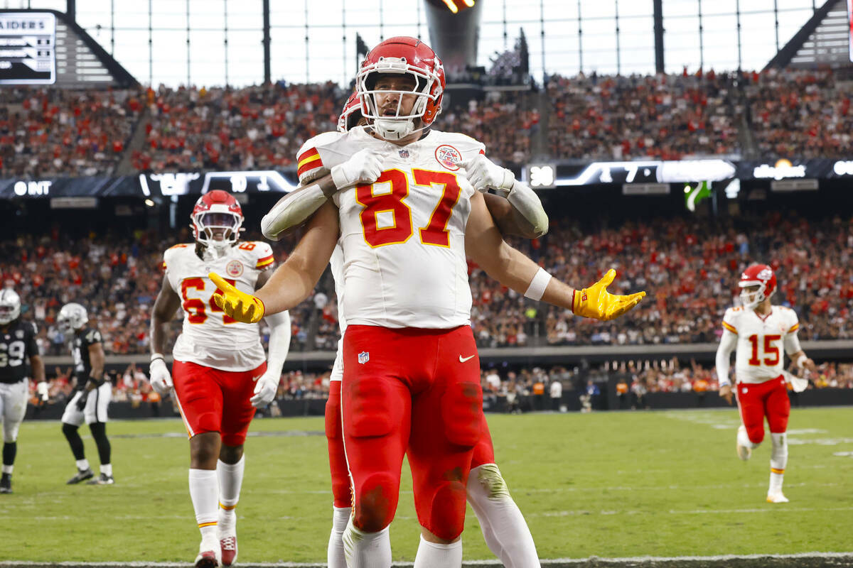 El tight end de los Kansas City Chiefs Travis Kelce (87) reacciona tras anotar un touchdown dur ...