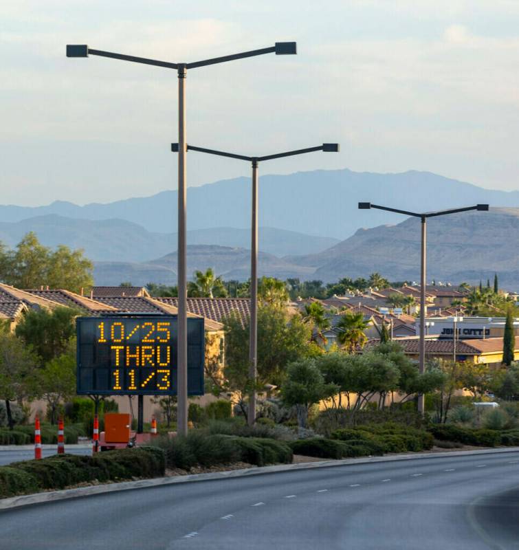 Señalización en Desert Foothills Drive en dirección sur advirtiendo de retrasos importantes ...