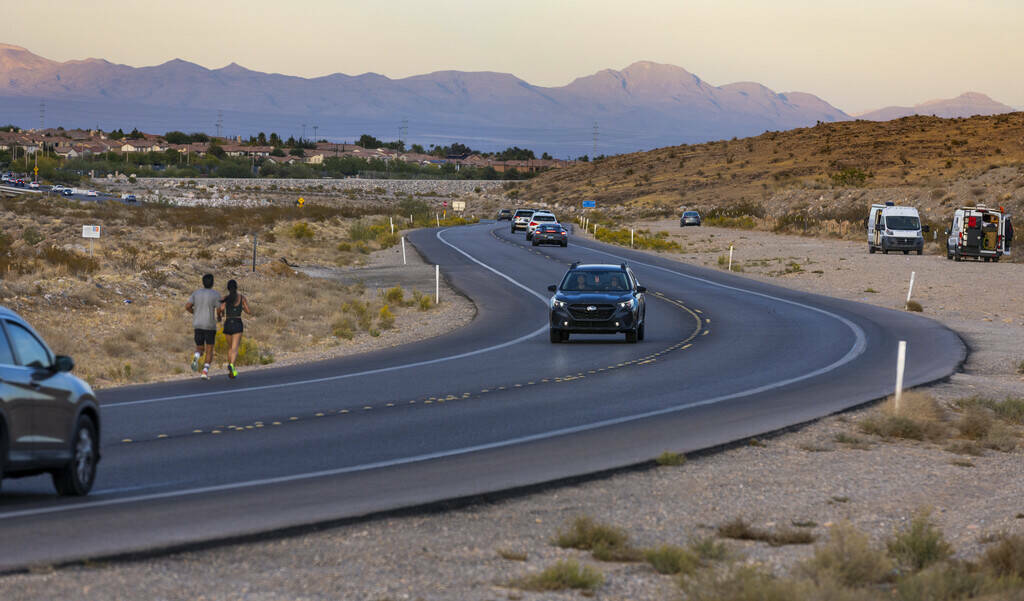 Corredores se mueven a lo largo de SR 159 saliendo del Red Rock National Conservation Area, que ...