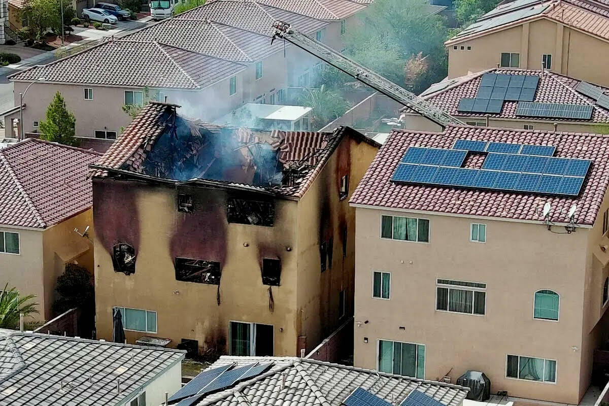 Vista de los restos de la casa calcinada tras un incendio en la madrugada del jueves 24 de octu ...