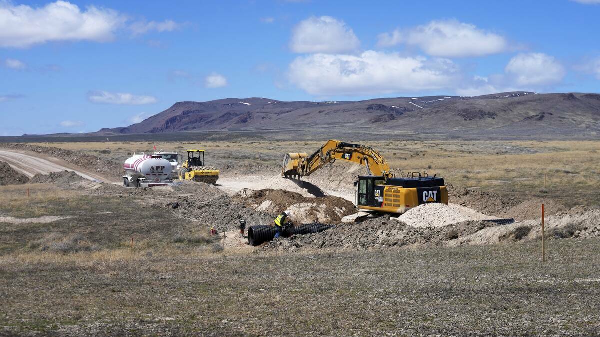 ARCHIVO - Continúa la construcción de la mina de litio Thacker Pass el 24 de abril de 2023, c ...