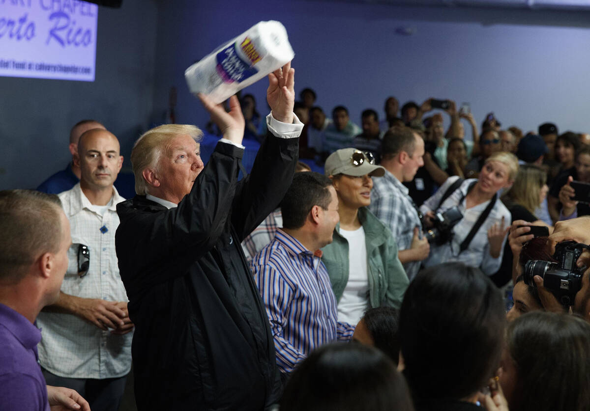 ARCHIVO - El presidente Donald Trump arroja toallas de papel a una multitud en la Capilla del C ...