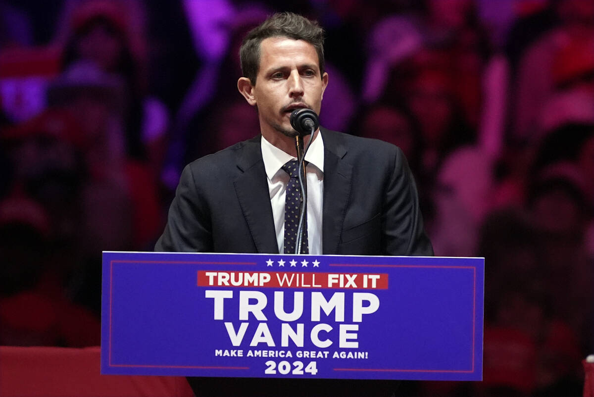 Tony Hinchcliffe habla ante el candidato presidencial republicano, el expresidente Donald Trump ...