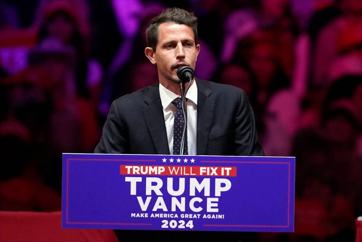 Tony Hinchcliffe habla ante el candidato presidencial republicano, el expresidente Donald Trump ...