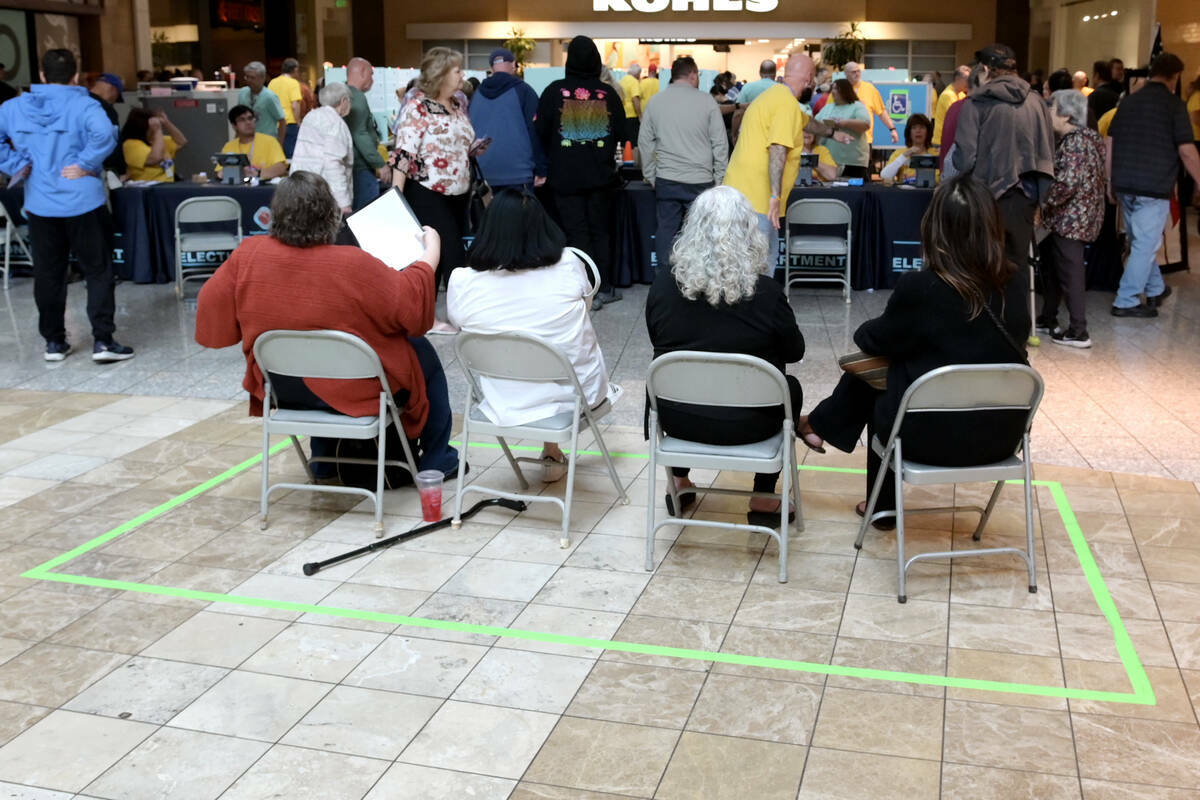 Observadoras electorales monitorean la votación en el centro comercial Galleria at Sunset, el ...