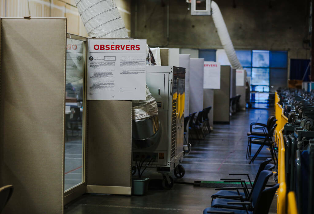 El área para que los observadores observen la inspección básica y la preparación de las bol ...