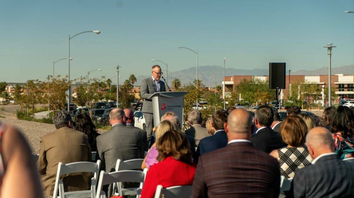 Mitchel Cloward, presidente de la Región del Desierto de Intermountain Health, habla en el act ...