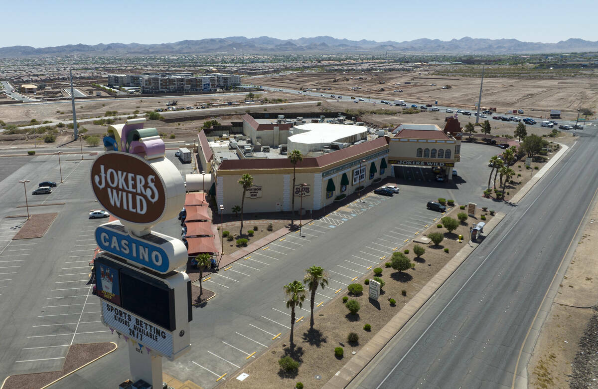 Esta es una vista aérea del casino Joker's Wild en Boulder Highway y la urbanización de vivie ...