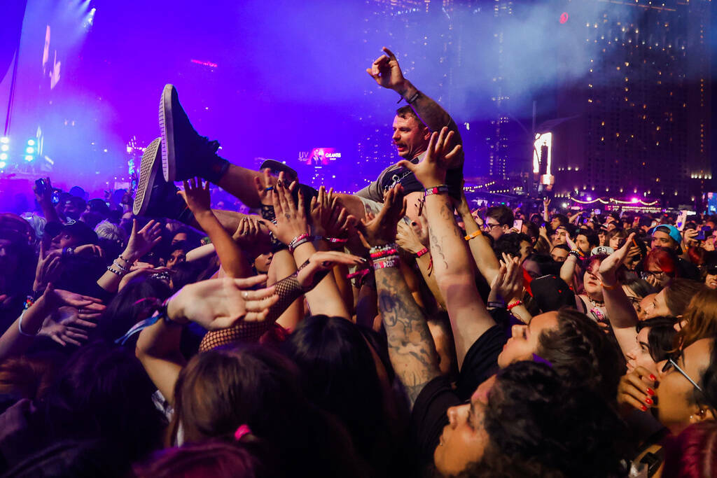 Un asistente surfea sobre la multitud durante el set de A Day To Remember en el festival de mú ...