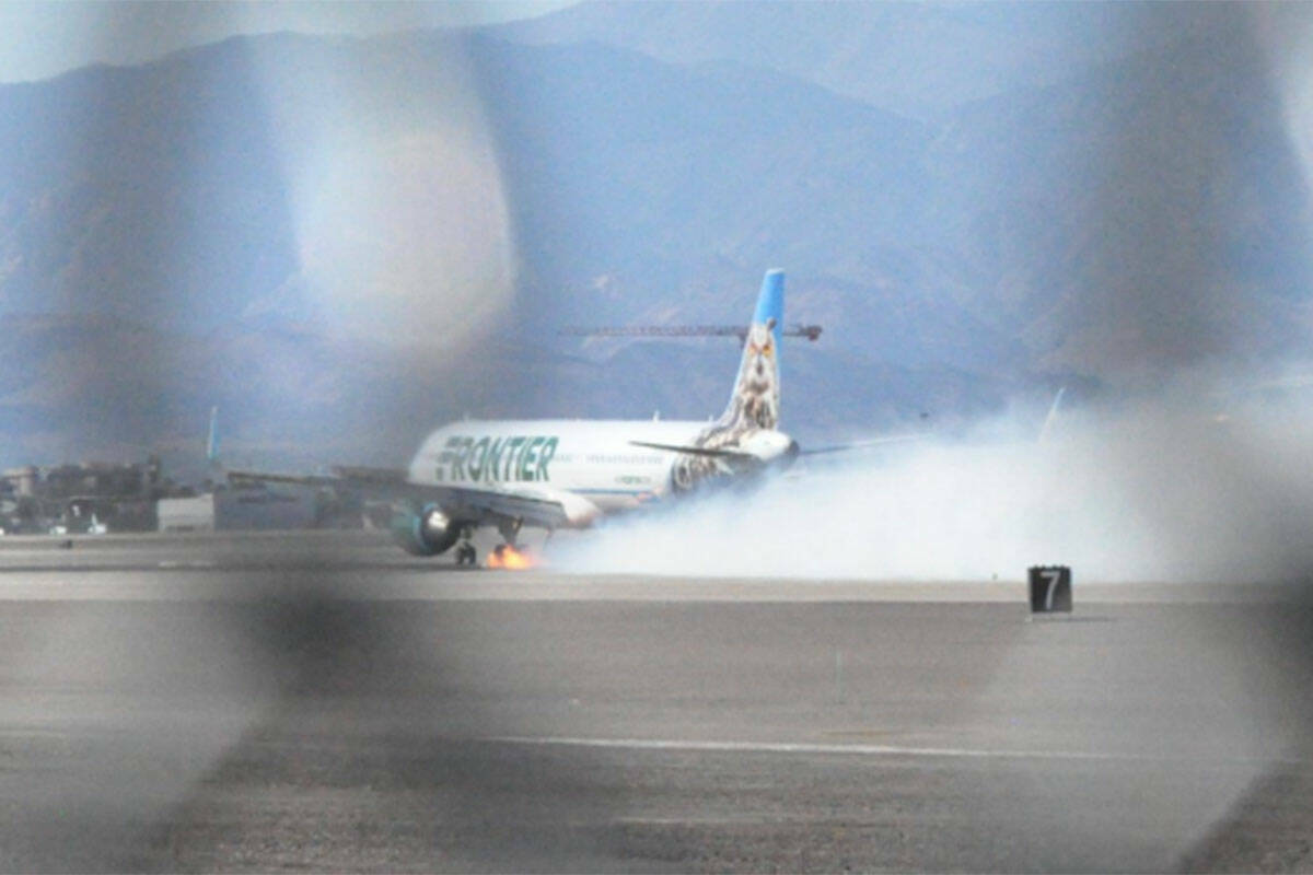 Fotografía que muestra llamas detrás de un avión de Frontier Airlines el 5 de octubre de 202 ...