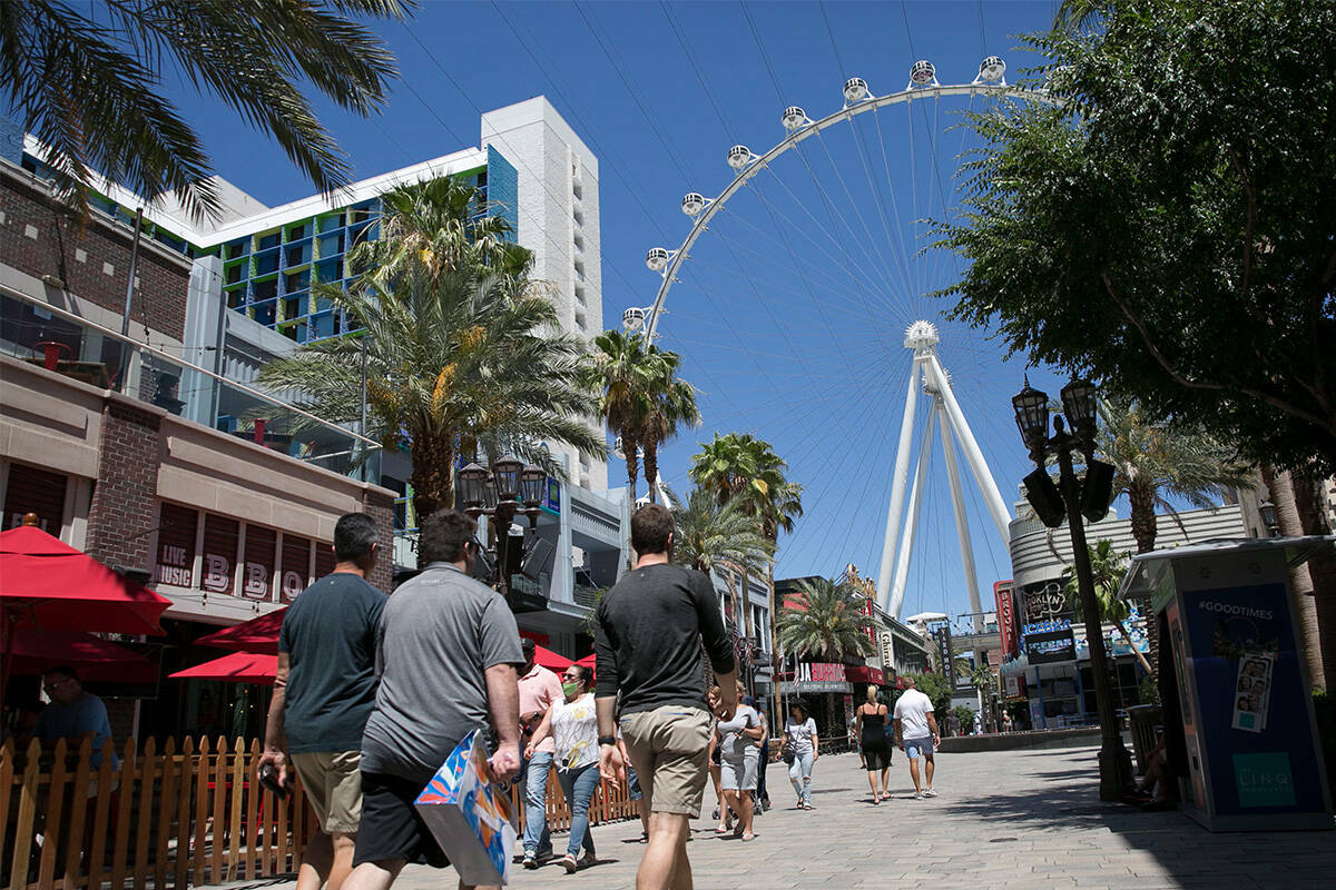 Turistas caminan en The Linq Promenade, el domingo 7 de junio de 2020, en Las Vegas. (Bizuayehu ...