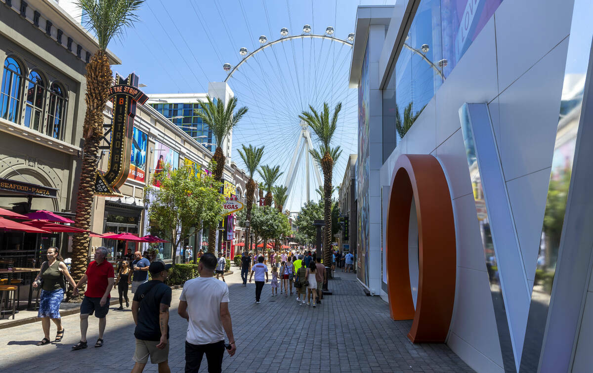 Visitantes caminan por The LINQ Promenade mientras aumentan las cifras de juegos de azar, el ju ...