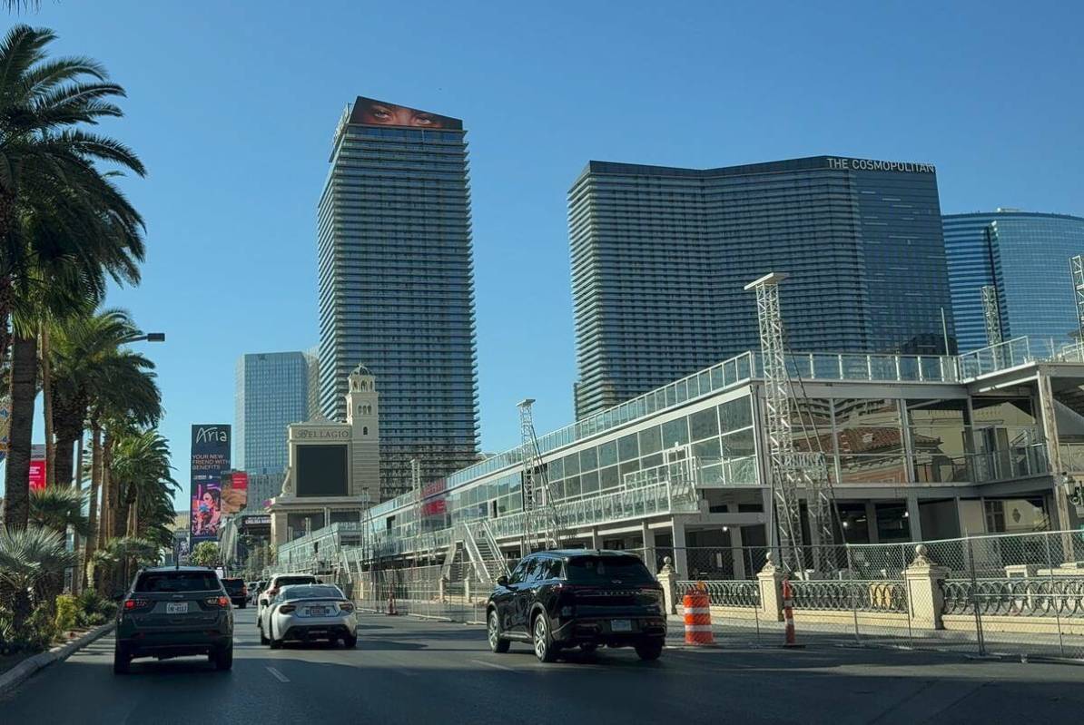 Tráfico en Las Vegas Boulevard mientras se construye el espacio de hospitalidad del Gran Premi ...