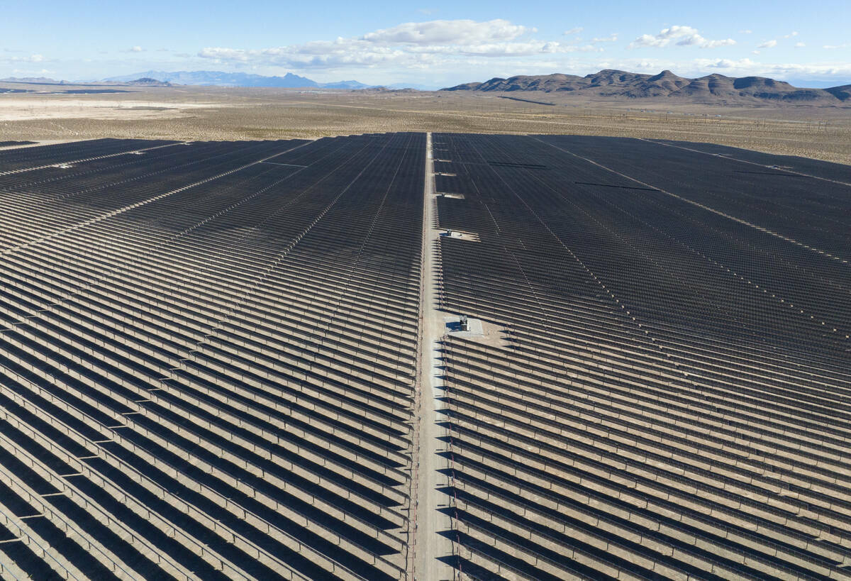 Paneles solares en la Harry Allen Power Plant, el martes 29 de octubre de 2024, en Las Vegas. N ...