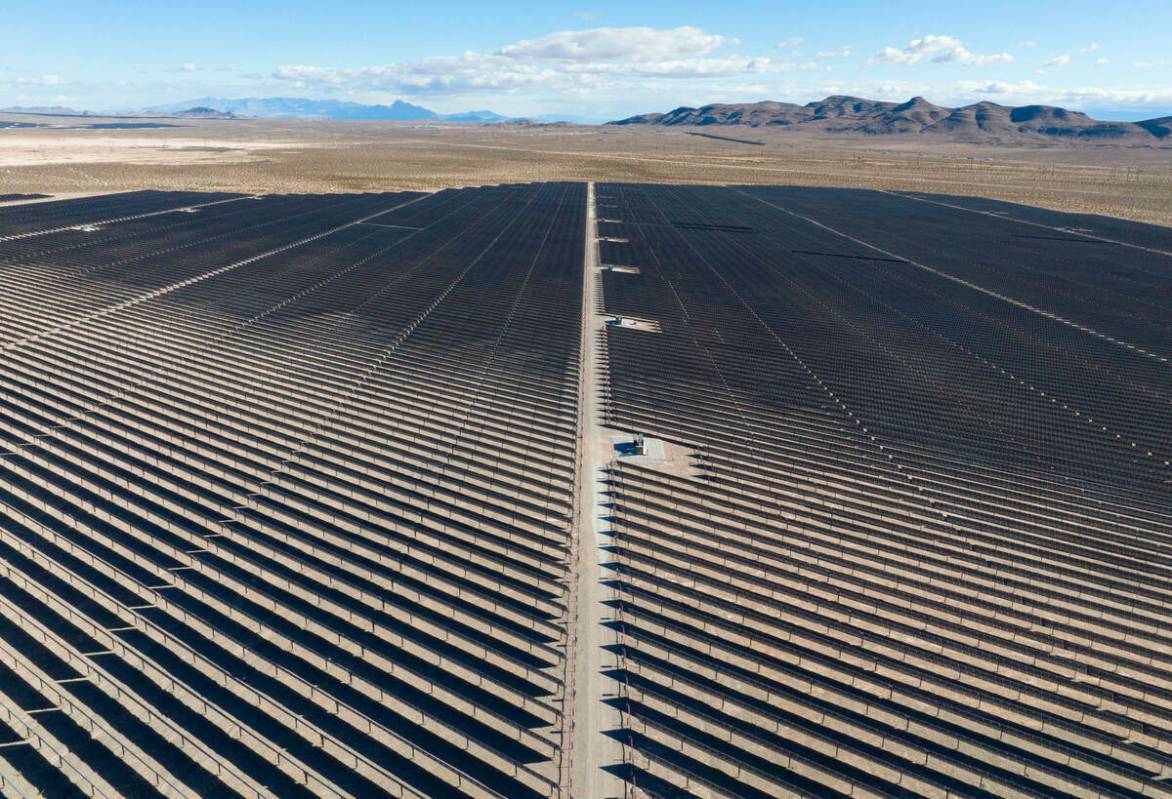 Paneles solares en la Harry Allen Power Plant, el martes 29 de octubre de 2024, en Las Vegas. N ...