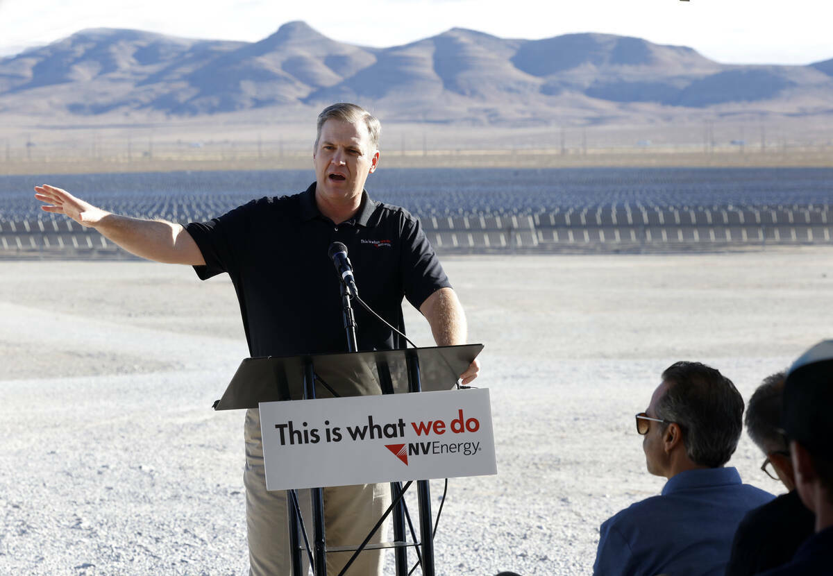 Doug Cannon, presidente y director ejecutivo de NV Energy, habla en la Harry Allen Power Plant, ...