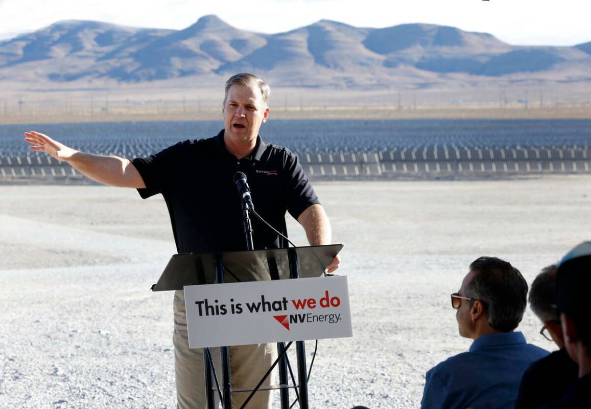 Doug Cannon, presidente y director ejecutivo de NV Energy, habla en la Harry Allen Power Plant, ...