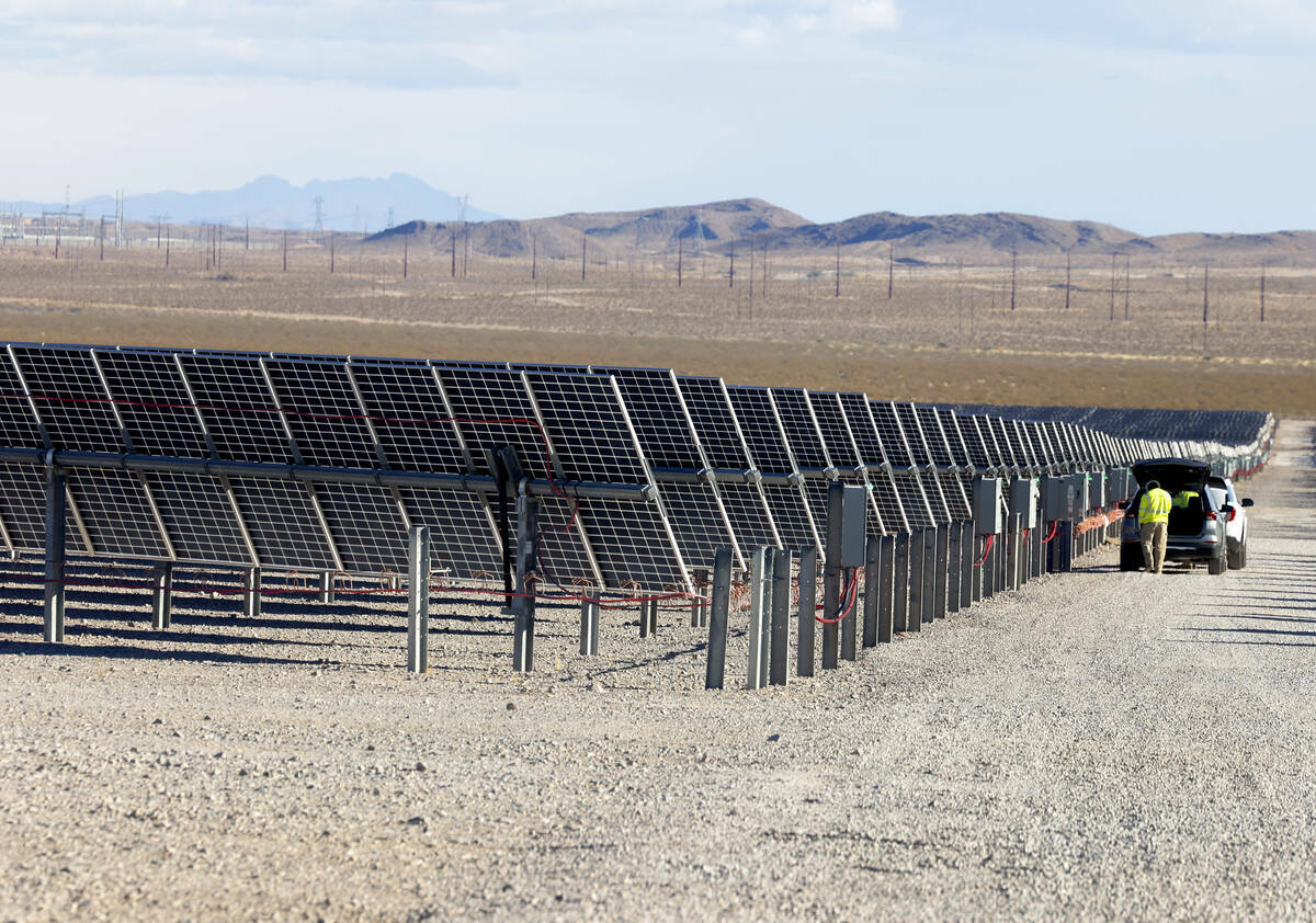 Paneles solares en la Harry Allen Power Plant, el martes 29 de octubre de 2024, en Las Vegas. N ...