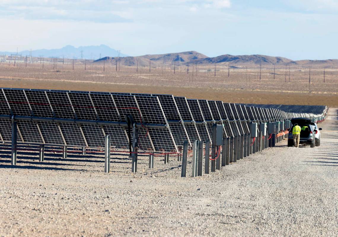 Paneles solares en la Harry Allen Power Plant, el martes 29 de octubre de 2024, en Las Vegas. N ...