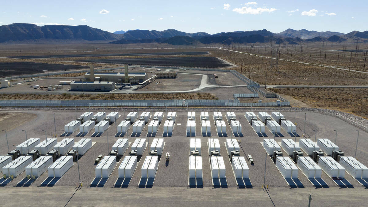 La megaestación de energía de almacenamiento de baterías de Tesla se ve en la Harry Allen Po ...