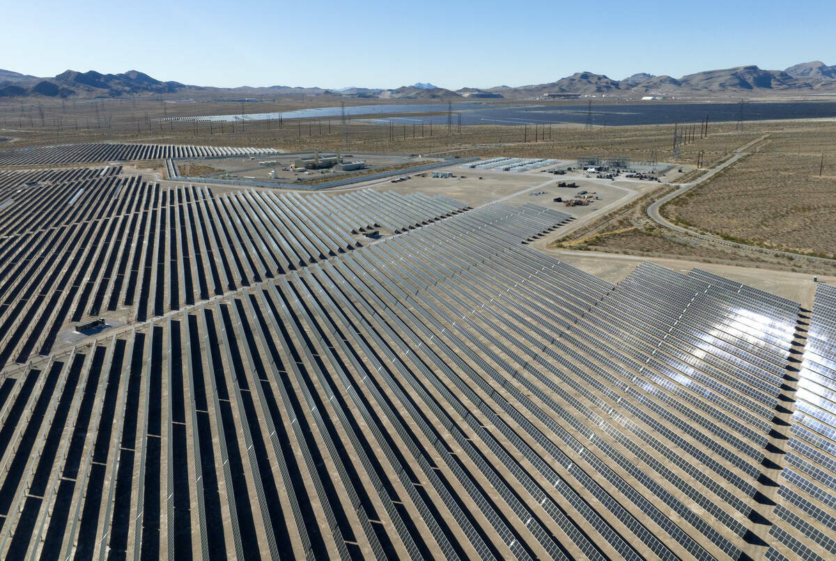 Paneles solares en la Harry Allen Power Plant, el martes 29 de octubre de 2024, en Las Vegas. N ...